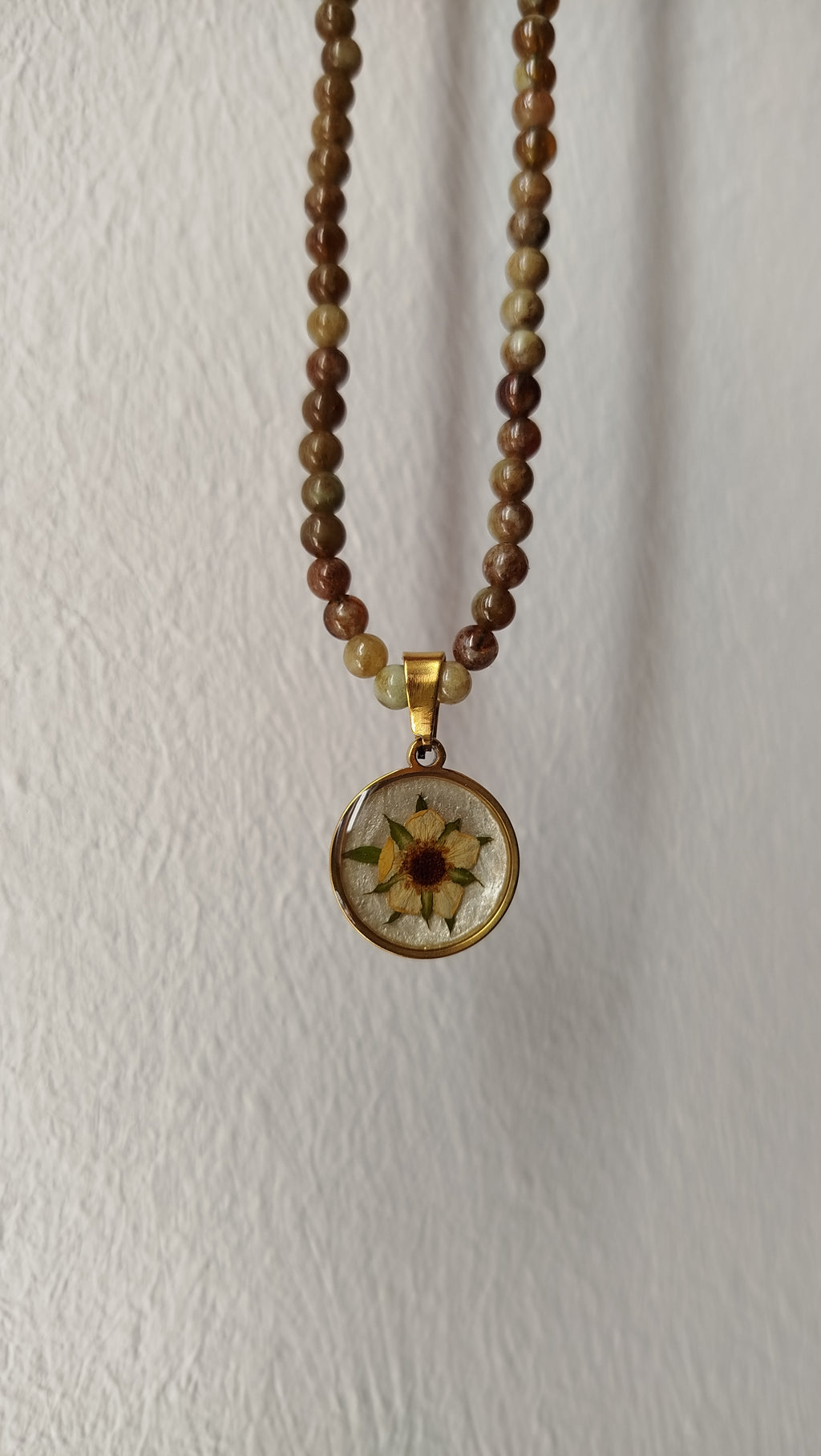 Collana con  fiore di fragola selvatica e pietre di granato verde