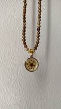 Collana con  fiore di fragola selvatica e pietre di granato verde