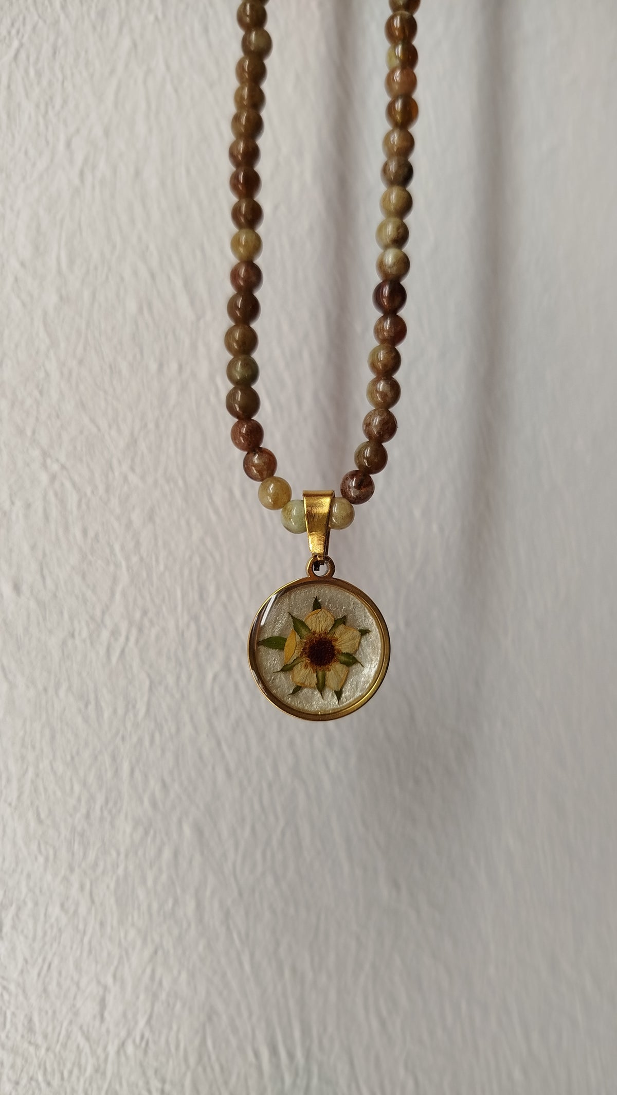 Collana con  fiore di fragola selvatica e pietre di granato verde