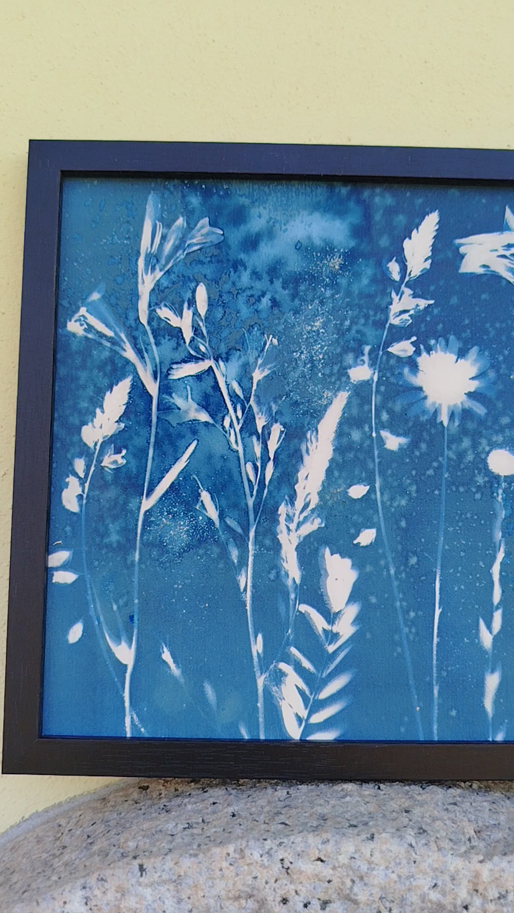 Quadro con cianotipia umida di fiori di campo
